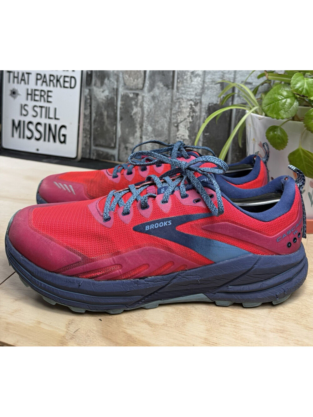 Brooks Cascadia 16 Men's Red/Blue Low Top Lace-Up Athletic Sneaker Rubber